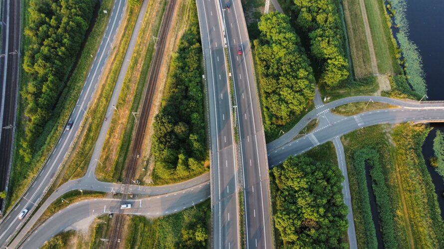 Luchtfoto van verschillende wegen en verkeersroutes rond Gorinchem